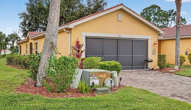 Entire 2-bedroom Villa Lehigh, close to spring training and golfing 1200 Sq Ft.