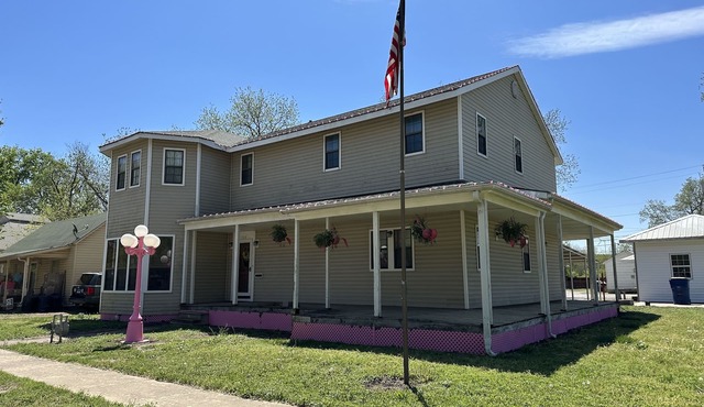Entire 2-Story Home Near Pioneer Woman Mercantile