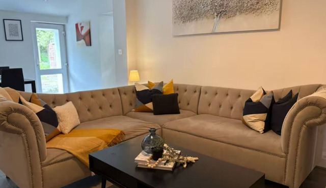 Entire 2BR/3Bed House by Carr Mill Dam - Free Parking, Near Liverpool, Sleeps 6