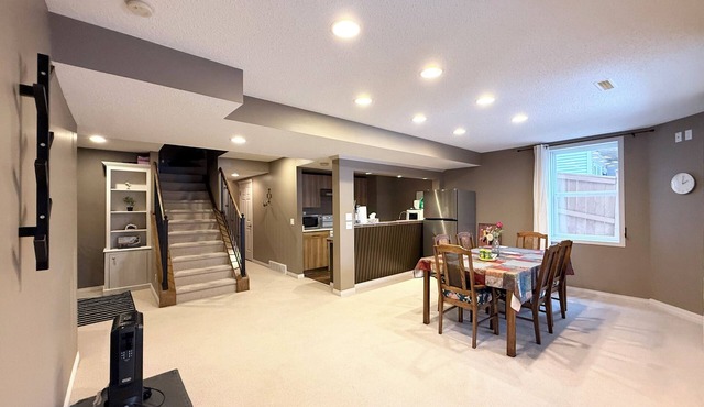 Entire 2BR Suite | Full Kitchen & Laundry | Pet Friendly