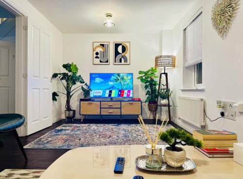 Entire 3-Bed Home, 5 mins to City Centre, Sleeps 6, 2 Free Parking