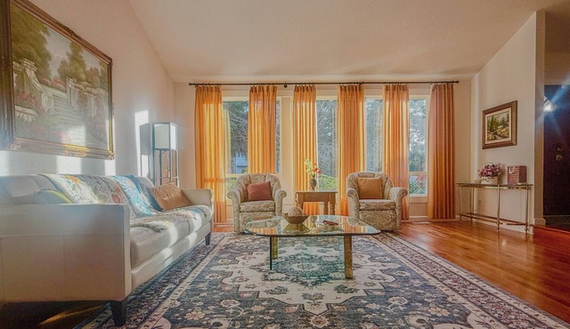 Entire 3-bedroom charming house in Lake Forest Park