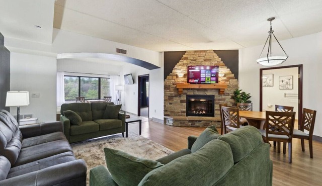 Entire 3 Bedroom 2,040 sq ft Condo! Shuffleboard/Arcade Games/Treehouse Bunks/River View!