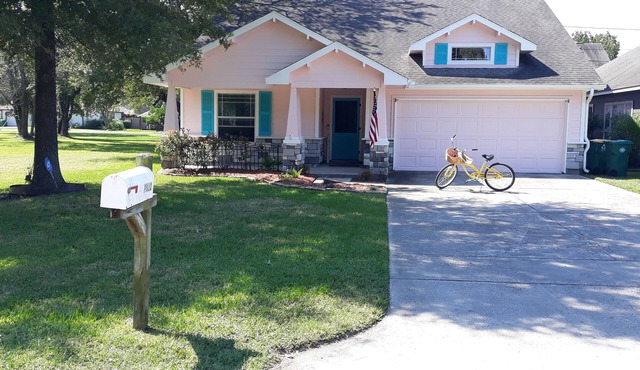 Entire 3 bedroom/2 bathroom cottage; near NASA, Kemah and your PRIVATE BEACH!