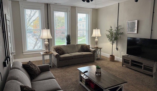 Entire 3 Bedroom Apartment on Historic Centerville Square near Lake Rathbun