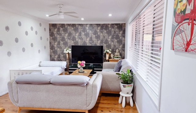 Entire 3 Bedroom - Fully fenced individual home in tranquil cul de sac