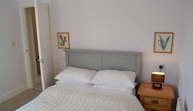 Entire 3 bedroom house 5 minute walk to the Caerphilly station