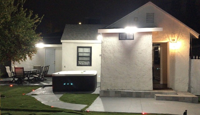 Entire 3 Bedroom Home with Golf Putting & hot spa