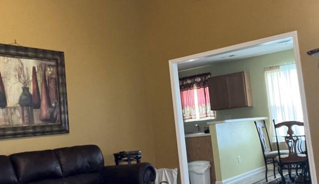 Entire 3 bedroom home 5mi from CLT airport. 10mi from Panthers Stadium.