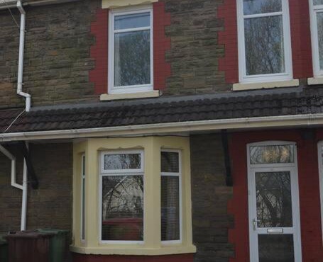 Entire 3 bedroom house near Caerphilly station