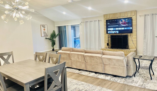 Entire 3 bedroom 2.5 baths Spacious and Stylish Home in the Heart of Houston