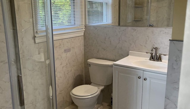 Entire 3 bedrooms/2 bathrooms fence yard, near Costco, Sam's