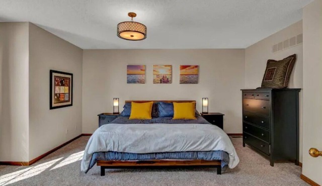 Entire 3-level, 3 BRM home w/King/Queen/Twin beds