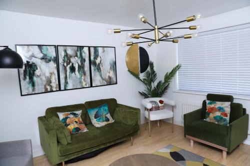 Entire 3Bed in Greater Manchester with Fast Wi-Fi, Garden & Free Parking