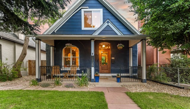 Entire 3BR House w/ hot tub, free parking, RINO/DT