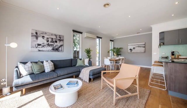 Entire 4 Bed 2 Bathroom home with Garden and Parking. 15 Min walk to beach!