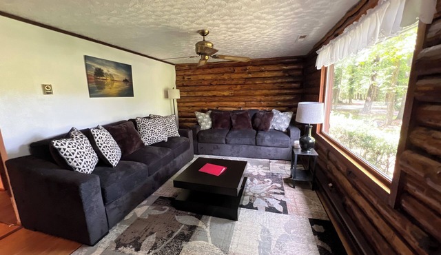 Entire 4-bedroom 2-bath Cabin with AC, Recreational rooms, WiFi in Crisfield, MD