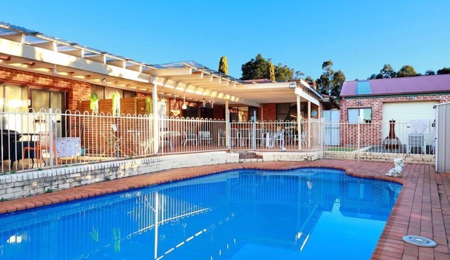 Entire 4 Bedroom House with Swimming Pool, Beautiful and Spacious