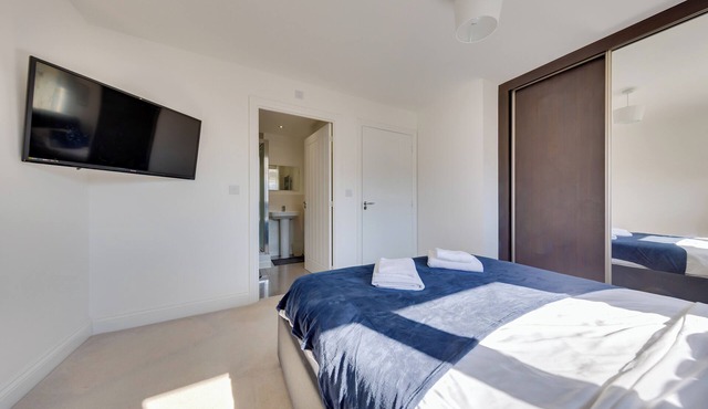 Entire 4 Bedroom Guest House In Reading