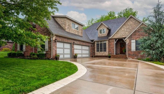 Entire 4 Bedroom Home - WiFi, Jetted Tub, Fireplace, Garage & EV Charger