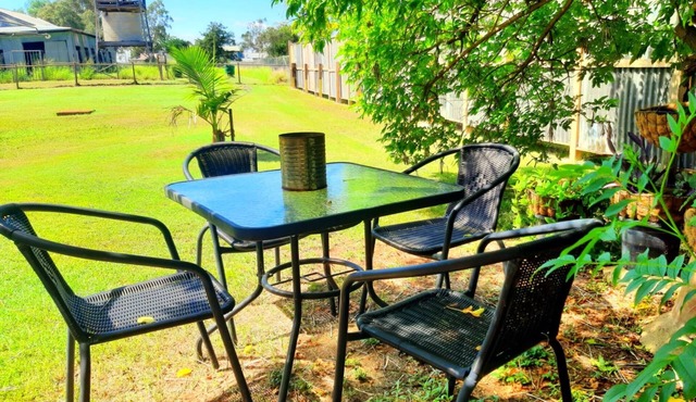 Entire 4 bedroom home with Foxtel and free WiFi