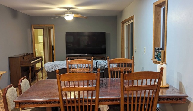 Entire 4-bedroom house: Winter Escape: Snowmobile, Ski & More in the North