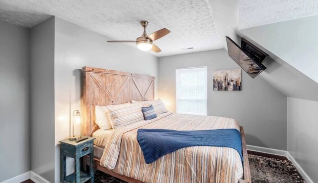 Entire 4 bedroom house, indoor hot tub, fire pit