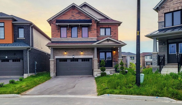 Entire 4 bedroom Luxury house in Caledonia/Haldimand Very Close to Hamilton.