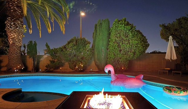 Entire 4 LG Queen BED with large Pool, patio, BBQ, Firepit good for Summer!