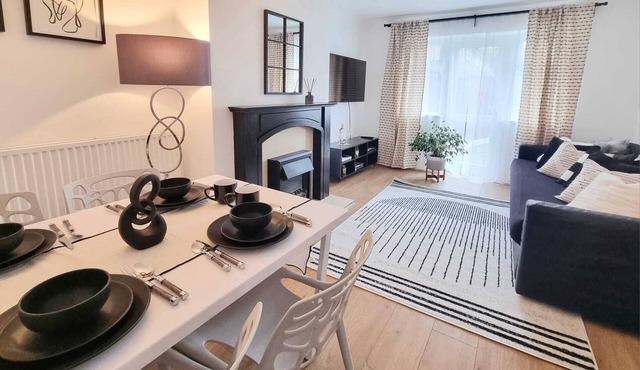 Entire 4 person apartment near station, n18 min to London.