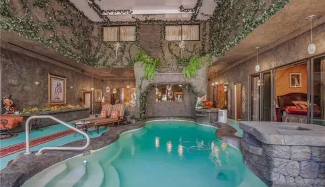Entire 4 Suite Botique Hotel like home w/Indoor Pool & Waterfalls