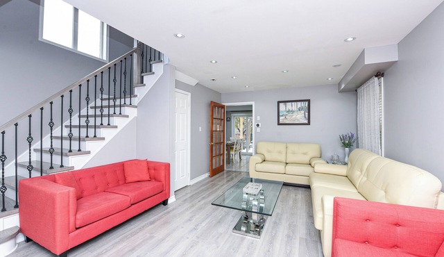 Entire 4BR 3BA Home in Mississauga, Sleeps 8, 10 mins to Pearson Airport