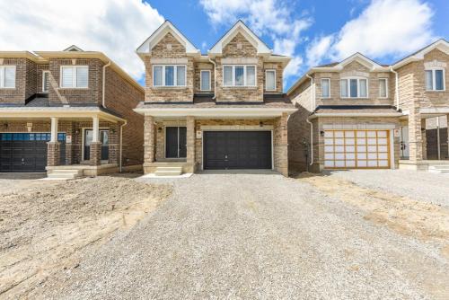 Entire 4BR Detached Home 15 Mins from the Falls, in Thorold, Perfect for 10 guests
