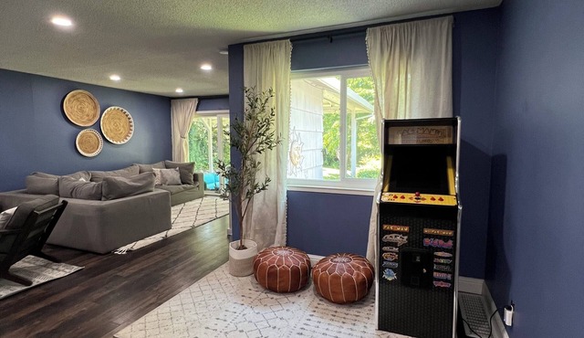 Entire 5 br, tri-level Home Family, Fun, Relax & dreamy park like yard!