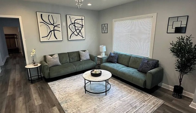 Entire 6BD 2BA House Minutes from O’Hare