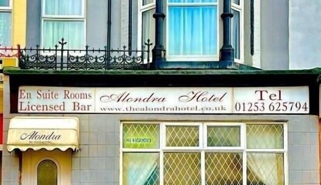 Entire Alondra Hotel Sleeps 28 with En-suite Rooms