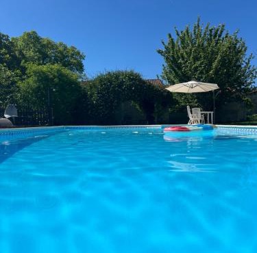 Entire apartment with swimming pool near Aubeterre