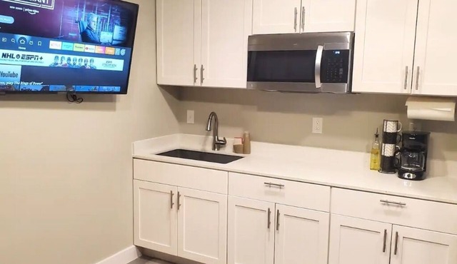ENTIRE APT | Loft Style | Sleeps 4 | Kitchenette | Near Downtown