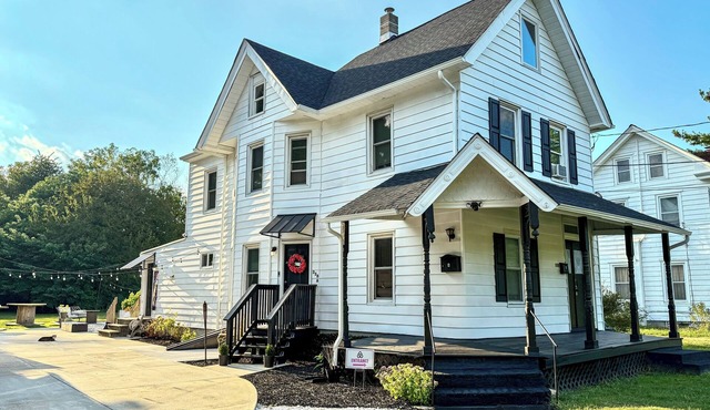 Entire Apt, private entrance, backyard oasis & hot tub