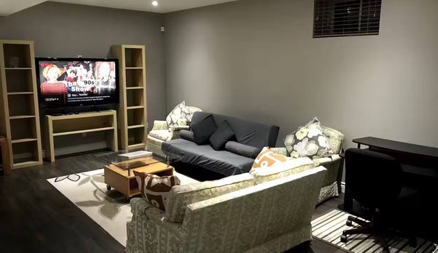 Entire Apt Separate Entry, TTC Toronto SuperMkt Bank Restaurants