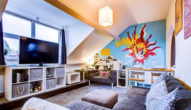 Entire Artistic Open-Plan Top Floor Apartment