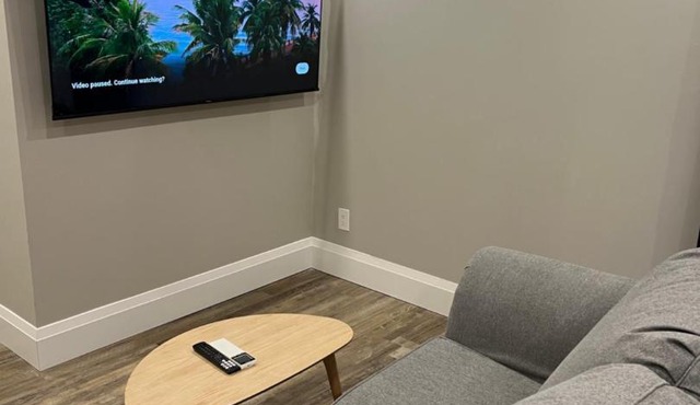 ENTIRE BACHELOR UNIT EN-SUITE ACROSS FROM GOOGLE - br2