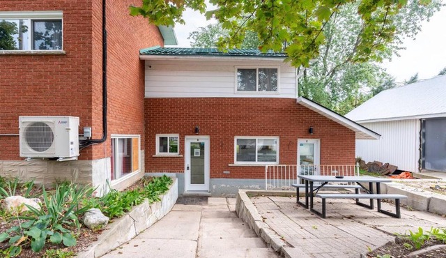 ENTIRE BACHELOR UNIT EN-SUITE UPTOWN WATERLOO - e4