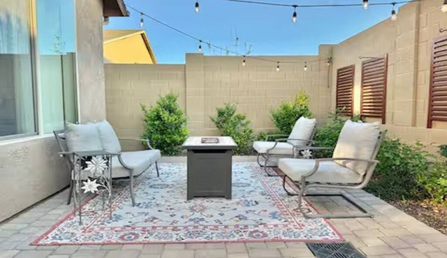 Entire Back House Suite & Private Backyard/Jacuzzi