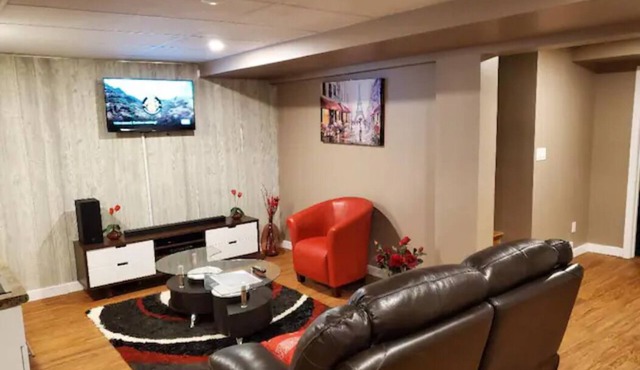 Entire Basement Apt.-3 mins Drive to Regent Avenue