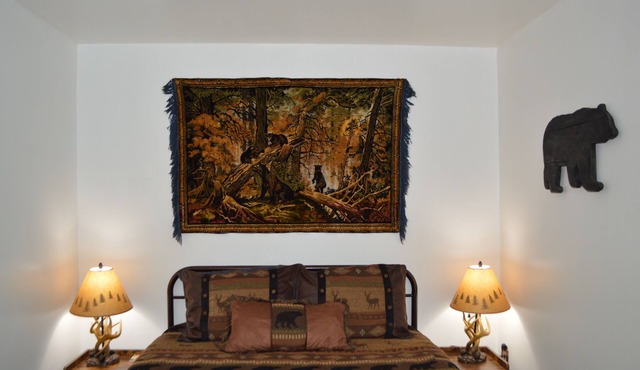 Entire Bear Den (cozy cabin) close to Glacier