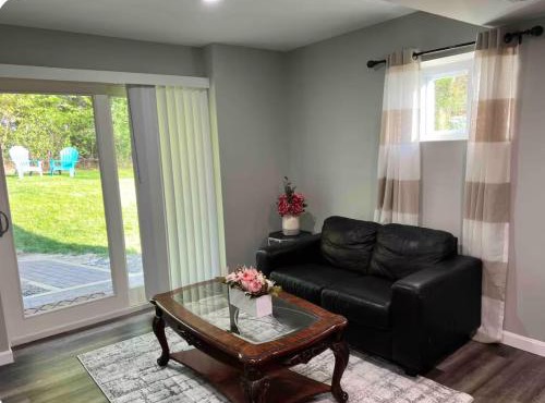 Entire Beautiful Guest Two Bedroom with own entrance along routes 3, 495 & 95