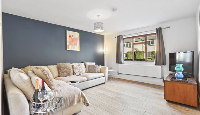 🌟 Entire Beautiful Home In The Heart Of Bury 🏡