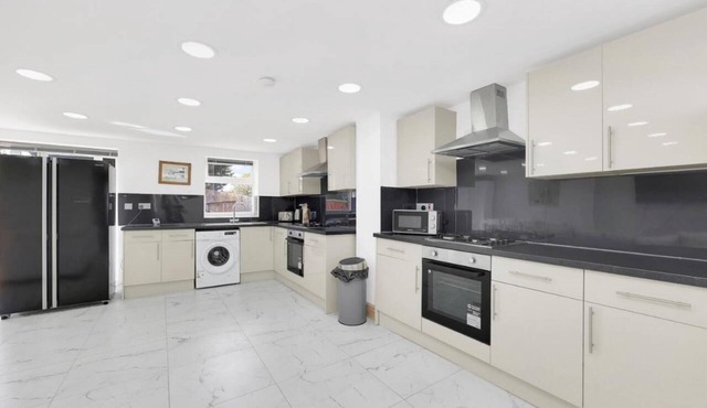 Entire Beautiful & Spacious House in London - 7 Bedroom House for Group