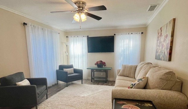 Entire Beautiful Two Bedroom House With Large Yard